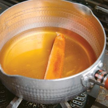 가쓰오 다시에 게 껍질을 넣고 20분간 끓인 다음 꺼내서 정종, 미림, 간장을 넣어 밥물을 만들어 주세요.