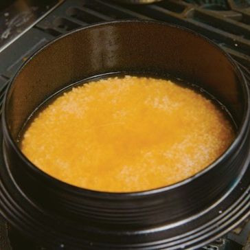 쌀은 씻어 30분간 물에 담그고, 체에 5분간 밭쳐서 돌솥에 밥물과 함께 넣어 주세요.