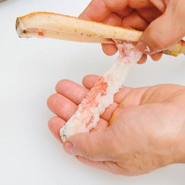 게는 찜통에서 10분간 쪄서 살을 발라내 주세요.