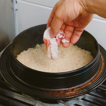 불에 올리고 센 불에서 15분 정도 지나 끓기 시작하면 게살을 넣고, 중불로 10분, 뜸들이기 10분으로 마무리 해주세요.