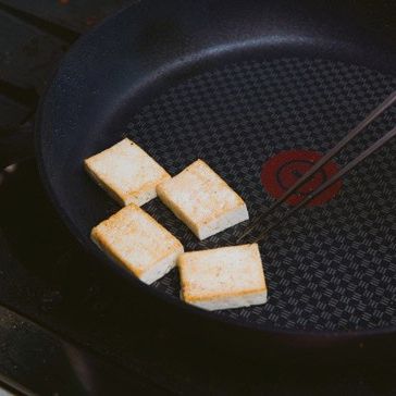 판두부는 2cm x 2cm로 자르고 프라이팬에 노릇노릇하게 구워 주세요.