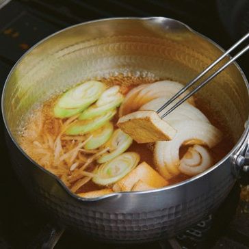 가쓰오 다시와 스키야키 소스 베이스를 섞어준 뒤, 냄비에 고기 놓을 자리를 빼고 순서 1, 2의 모든 재료를 넣고 소스를 부어 끓여주세요.