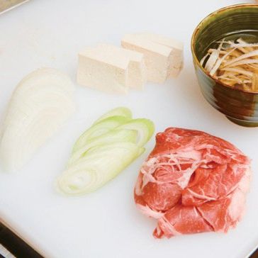 스키야키을 위한 재료 이미지로 소고기 등심(0.5cm 두께로 자른 것),달걀,판두부,우엉,양파 등으로 구성 되어있습니다.