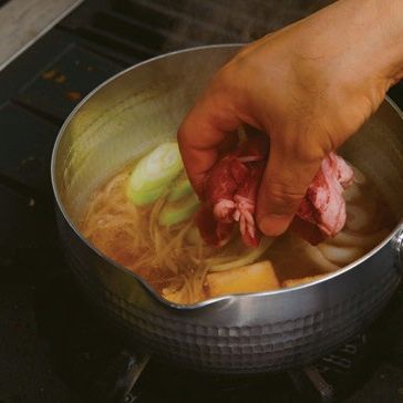 순서 3에 고기를 넣고 끓으면 쑥갓을 올려 마무리 해주세요.