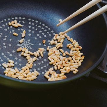 잣은 프라이팬에서 볶아주세요.