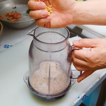 분량의 소스 재료를 모두를 섞어 믹서기에 갈아 주세요.