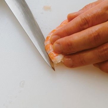 새우는 부드럽게 삶고 껍질을 벗겨 등을 반으로 자르면서 내장도 같이 제거해 주세요. 매생이는 이물질을 제거하고 약한 소금물에 30분간 담가 두세요.