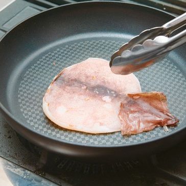 오징어는 프라이팬에 구워서 잘게 찢어 주세요.