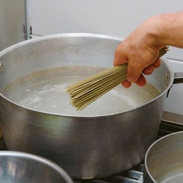 소바 면은 끓는 물에 삶은 뒤 헹궈주세요.
