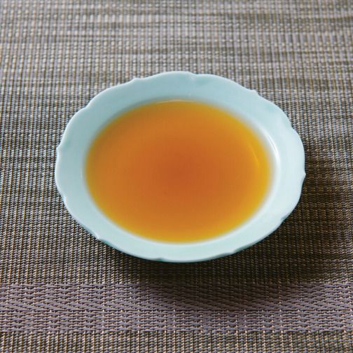 재료 : 가쓰오 다시 3과 ½컵(630ml), 진간장 ½컵(90ml), 정종 ½컵(90ml), 미림 ½컵(90ml), 설탕 1작은술(7g), 다시마 1장
1. 정종과 미림은 끓여서 알코올을 날려주세요.
2. 모든 재료를 넣고 끓으면 불을 꺼주세요.
3. 거품을 제거한 후 식혀서 사용합니다.