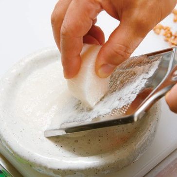 산마는 강판에 갈아주세요. 대파는 흰 부분을 얇게 채 썬 후 찬물로 씻어놔 주세요.