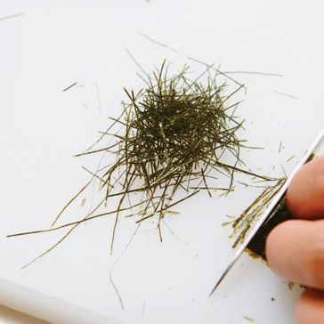 김은 얇게 채 썰고 만가닥버섯은 데쳐놔 주세요.