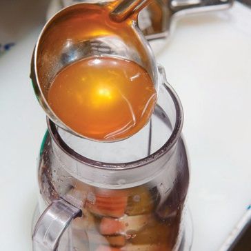 순서 3에 연간장 ½작은술을 넣어 간을 맞춘 뒤 수박의 흰 부분과 함께 믹서에 갈아주세요.