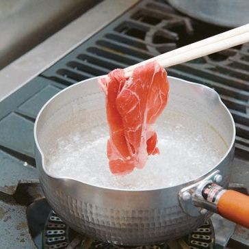 고기 수박 우동을 위한 재료 이미지로 소고기 샤브용,수박 흰 부분 긁어낸 것,수박,새우,물 등으로 구성 되어있습니다.