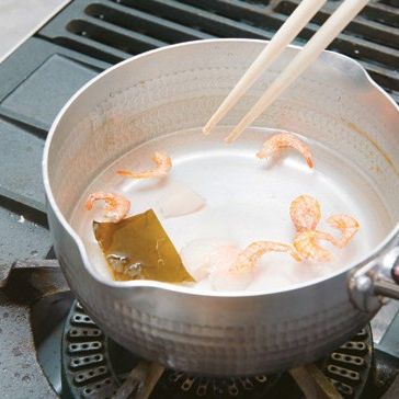 물에 다시마, 건가리비, 건새우를 넣고 30분간 끓인 다음 체에 걸러주세요.