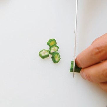 새우는 소금물에 삶아 껍질을 제거하여 반으로 자르고, 오쿠라는 0.3cm 길이로 잘라주세요.