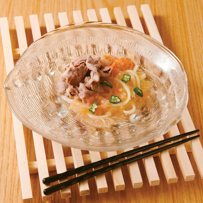 우동을 삶고 물기를 뺀 후 그릇에 담아준 뒤 고기, 새우, 수박, 오쿠라를 올리고 순서 4를 부어주세요.
*Tip. 육수는 시원하게 살얼음이 낄 정도로 만들면 더 맛있답니다.