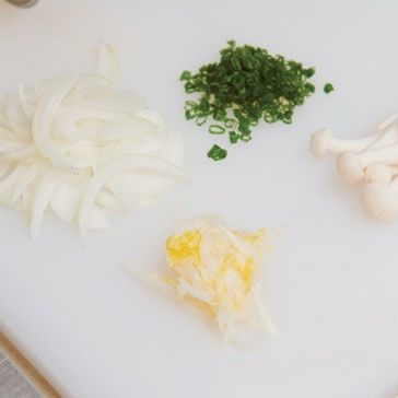 김치는 잘게 다지고, 양파는 0.5cm로 자르고, 실파도 얇게 잘라 주세요. 백만송이버섯은 한 번 데쳐 주세요.