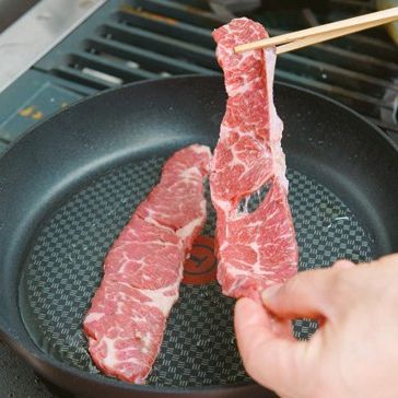 고기를 프라이팬에 익힌 다음 사시미를 썰듯이 자르고 가볍게 또 익혀 주세요.