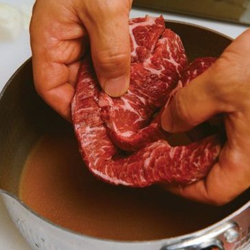 분량의 소스 재료는 모두 섞어 한 번 끓인 다음 약한 불에 10분간 졸이고 체에 받쳐 고기 소스를 만들어 주세요. 핏기를 제거한 고기는 네 토막 내서 만들어진 소스에 넣고, 1시간 동안 재운 후 건져내 주세요.