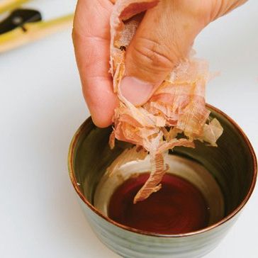 가쓰오부시는 진간장을 넣고 간이 베도록 해주세요.