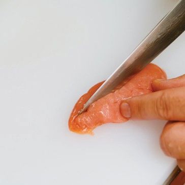 명란젓은 씻어서 반을 갈라 껍질 부분을 제거하고 프라이팬에 구워주세요.