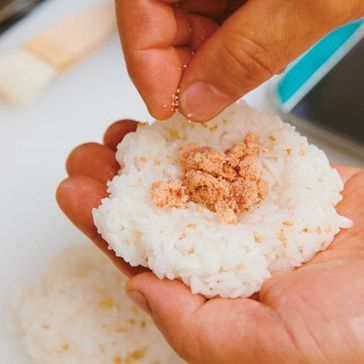 야끼 오니기리을 위한 재료 이미지로 밥,연어살,명란젓,가쓰오부시,진간장 등으로 구성 되어있습니다.