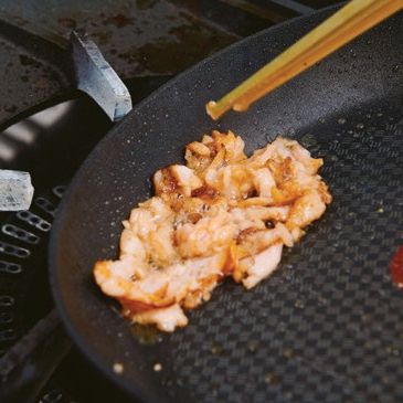 연어는 프라이팬에 소금을 뿌려 구운 뒤 찢어서 준비해 주세요.