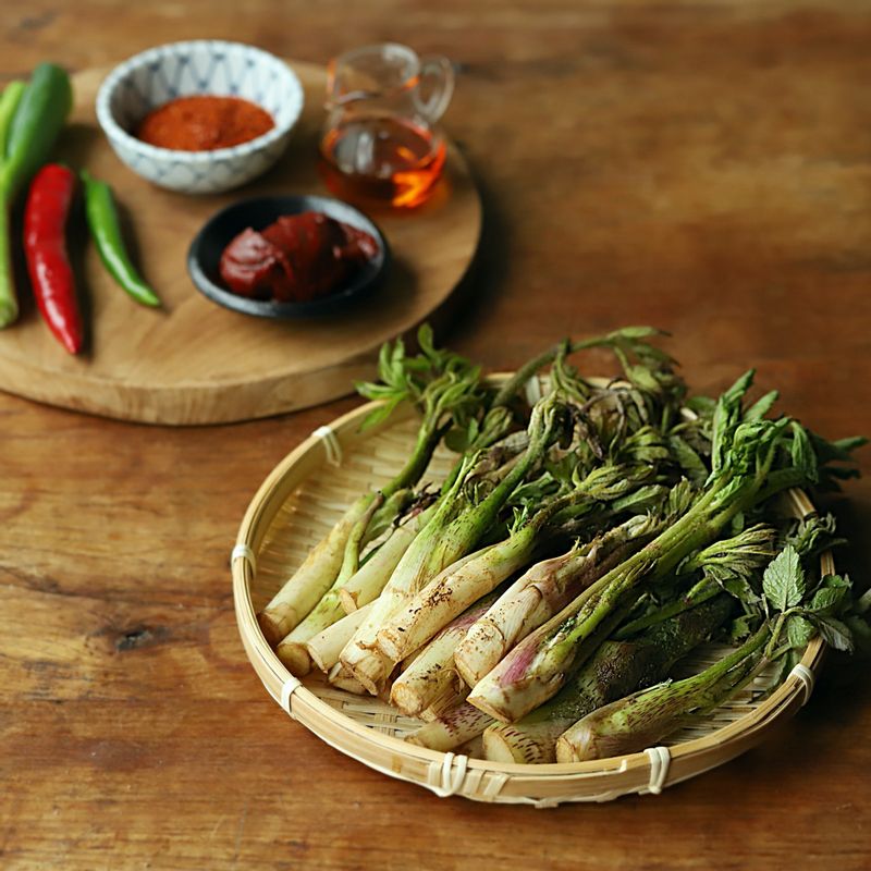 두릅 초무침을 위한 재료 이미지로 두릅,소금,대파,청양고추 (생략 가능),홍고추 (생략 가능) 등으로 구성 되어있습니다.