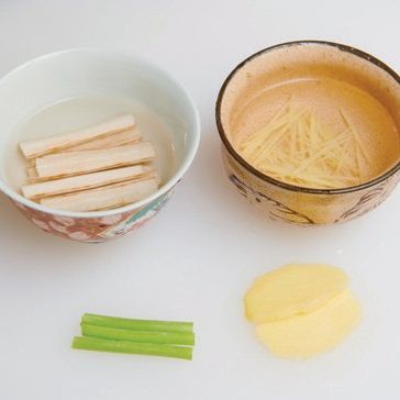 생강 1/3은 조릴 때 쓰고 나머지는 껍질을 벗겨 채 썰어 물에 담가놔 주세요. 우엉은 껍질을 벗기고 4등분 하여 물에 담가두고, 마늘쫑은 3cm로 잘라 주세요.