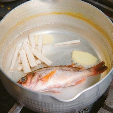 볼락 간장 조림을 위한 재료 이미지로 볼락,생강,우엉,마늘쫑 등으로 구성 되어있습니다.