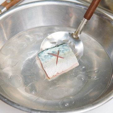 고등어는 머리와 내장을 제거한 후 네 토막을 낸 후 끓는 소금물에 담갔다가 얼음물에 식혀주세요. 무는 3cm x 3cm로 잘라주세요.