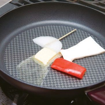 새송이버섯은 모양 그대로 0.5cm 두께로, 파프리카는 2cm x 2cm로, 양파는 두께 1cm로 자른 후 이쑤시개로 꽃아 버터를 두른 프라이팬에 구워주세요.