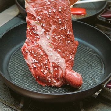 프라이팬에 고기를 굽고, 0.5cm 두께로 잘라주세요. 고기의 익힘은 레어 정도로 해주세요.