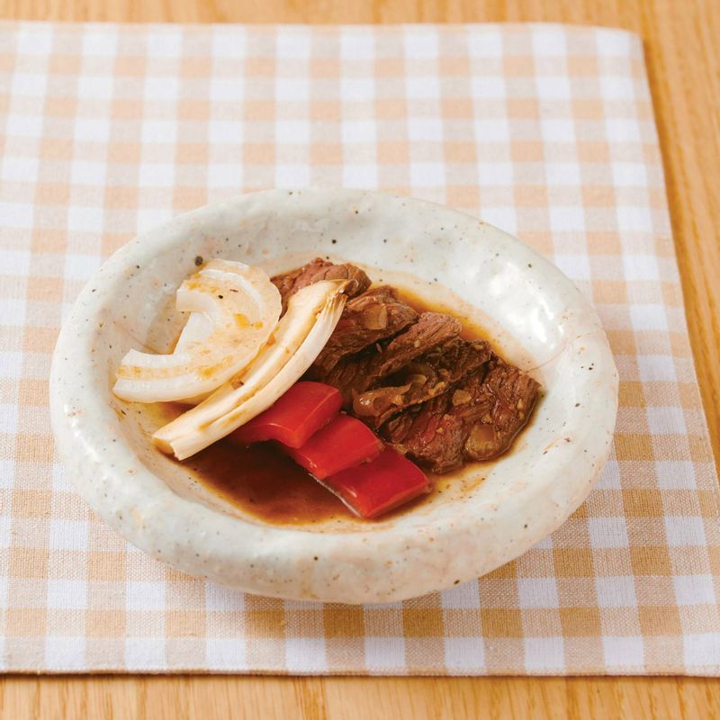 그릇에 고기와 채소를 놓고 순서 3의 소스를 곁들여 주세요.
*Tip. 
1. 고기 굽는 정도는 선호도에 따라 조절해 주세요.
2. 일식 느낌이 많이 나는 소스로 다른 고기 요리에도 사용하면 좋답니다.