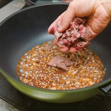 순서 3의 소스를 프라이팬에 1/2컵을 붓고 순서 4의 고기를 넣어 조려주세요.