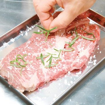 일본풍 등심 스테키을 위한 재료 이미지로 소고기 등심,새송이버섯,빨간 파프리카,양파,버터 등으로 구성 되어있습니다.