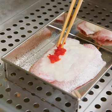 스테인레스 틀에 순서 1의 금태를 놓고 정종을 뿌린 다음 찜기에 넣어주세요. 금태 위에 산마와 파프리카를 올리고 센 불로 10분간 쪄 줍니다.