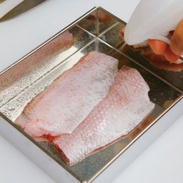 금태는 비늘을 벗기고 머리와 내장을 제거하여 네 토막으로 자른 다음, 끓는 소금물에 데쳐 얼음물에 식힌 뒤 소금을 조금 뿌려 10분간 간이 배게 해주세요. 파프리카는 다져주세요.