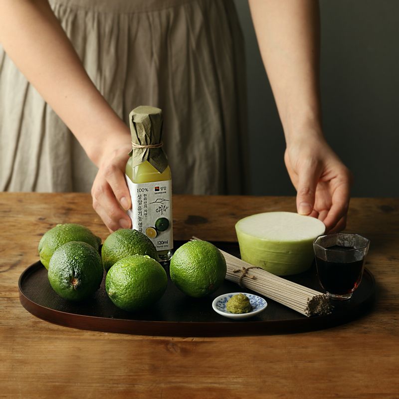 영귤 소바을 위한 재료 이미지로 영귤,메밀면,무 (생략 가능),고추냉이 등으로 구성 되어있습니다.