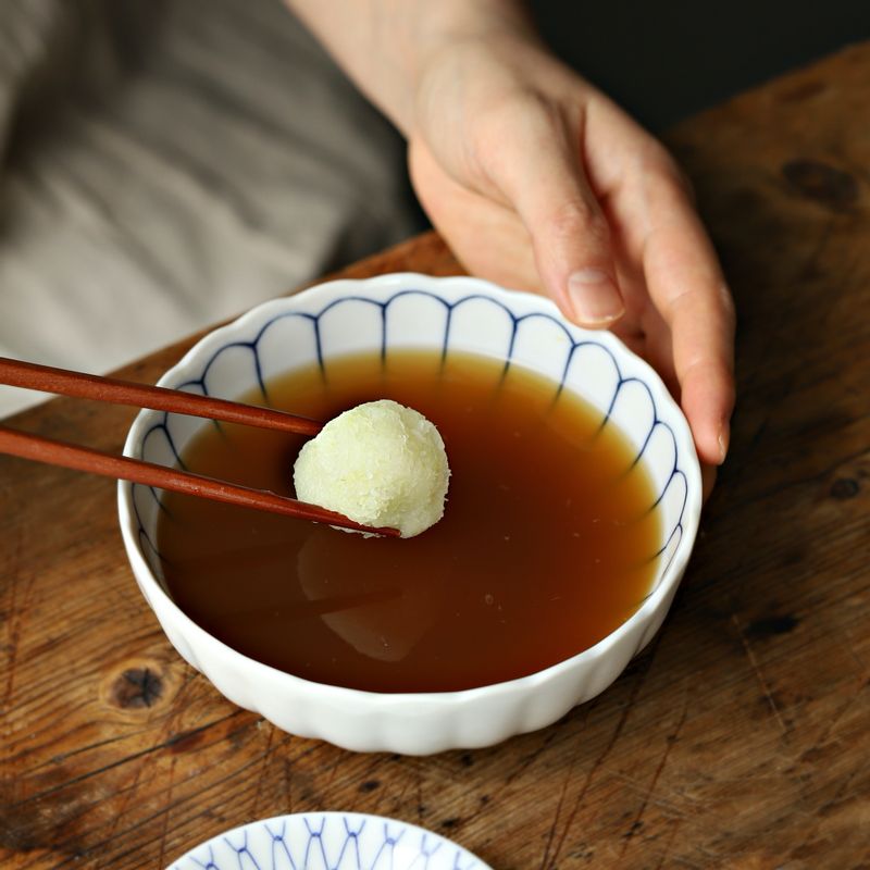 차가운 메밀면을 간장 소스에 찍고 고추냉이와 간 무를 기호에 맞게 곁들여 영귤과 함께 맛있게 즐겨주세요.
(기호에 따라 김, 가쓰오부시, 송송 썬 쪽파 등을 곁들여 드셔도 좋답니다)