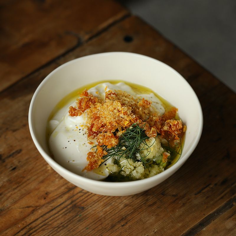 볼에 오이와 다진 몽글몽귤, 나머지 차지키 소스 재료를 넣어 섞어주세요.