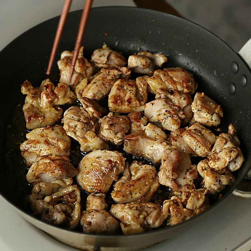 달군 팬에 오일을 두른 후 닭다리살과 소스 재료를 넣어 중약불에서 앞뒤로 익혀주세요.