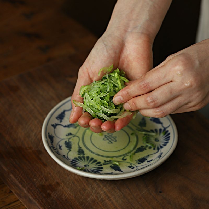 깨끗이 씻은 오이는 강판에 갈아 소금을 뿌려 5분 정도 절인 후 물기를 꽉 짜주세요. 몽글몽귤은 믹서에 넣어 곱게 갈아주세요.