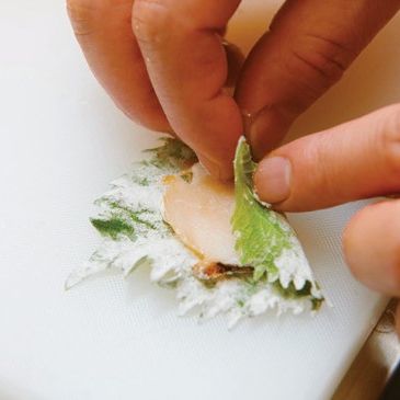 전복 시소말이 튀김을 위한 재료 이미지로 전복,시소,달걀물,박력분,식용유 등으로 구성 되어있습니다.