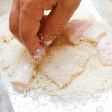 물오징어 빵꼬아게을 위한 재료 이미지로 물오징어,빵가루,달걀(달걀물용),박력분,식용유 등으로 구성 되어있습니다.