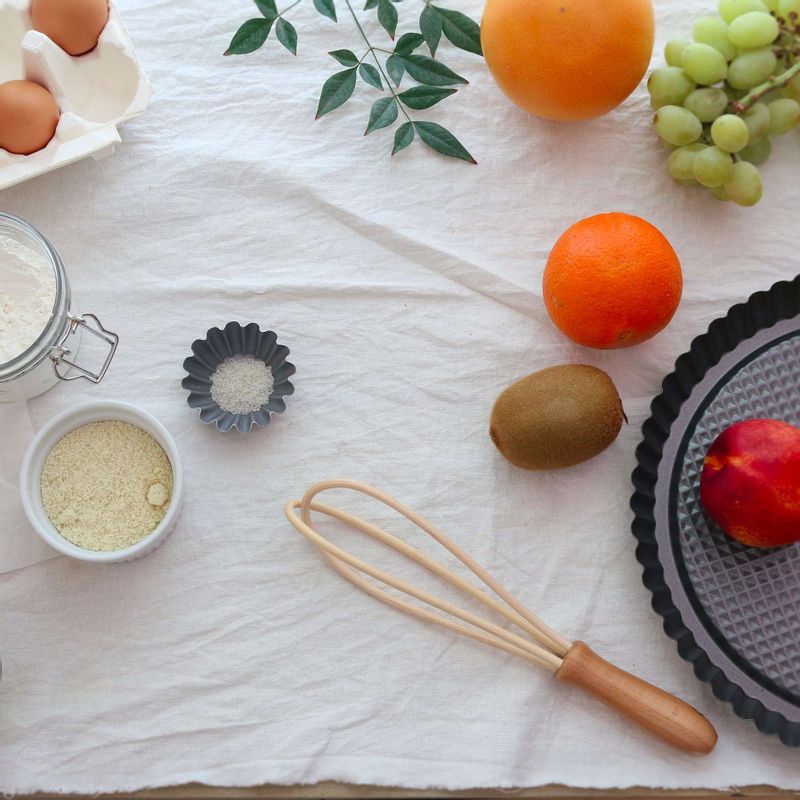 복숭아토르테을 위한 재료 이미지로 무염버터,설탕,바닐라설탕,소금,달걀 등으로 구성 되어있습니다.