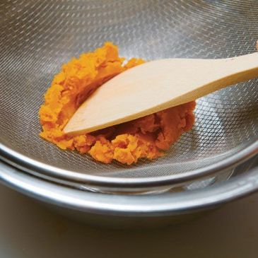 단호박은 껍질을 벗기고 찜통에 찐 다음 체에 내리고 잣과 호두는 프라이팬에 볶아서 잘게 다져놔 주세요.