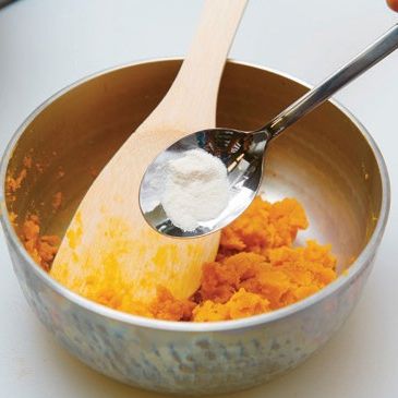 단호박 양갱을 위한 재료 이미지로 단호박,물,잣,호두,한천가루 등으로 구성 되어있습니다.