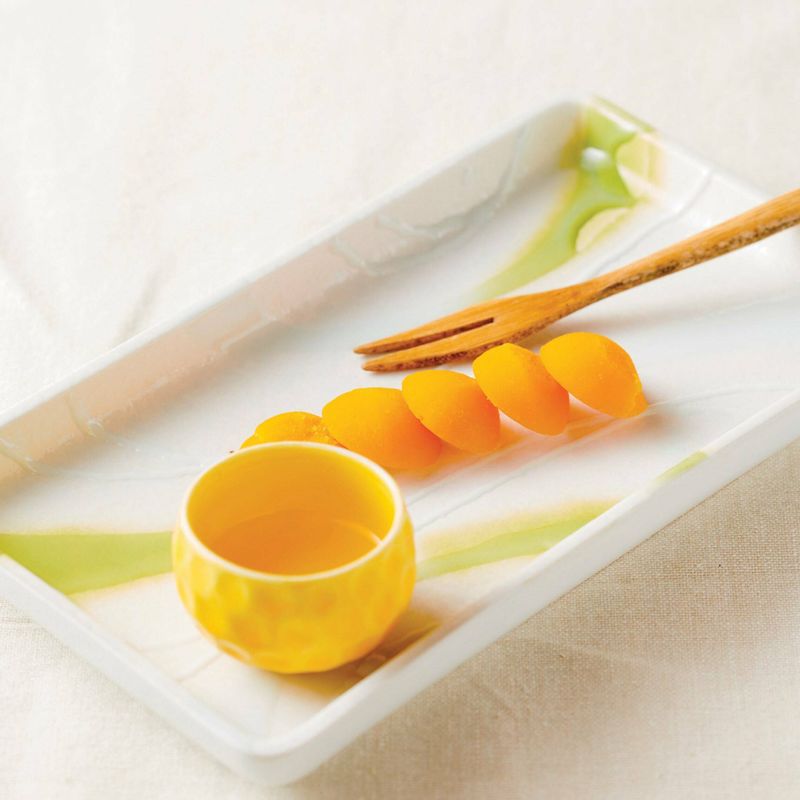 분량의 소스 재료를 섞어서 소스를 만들고 순서 2의 굳힌 푸딩에 곁들여 드세요.
*Tip. 판 젤라틴을 넣은 재료들이 끓으면 응집력이 떨어져 굳지 않아요.